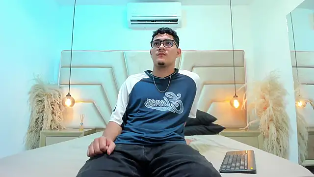 Snapshot of DylanLuxe chatting on March 25, 2026, 6:35 am DylanLuxe online show from March 25, 2026, 6:35 am