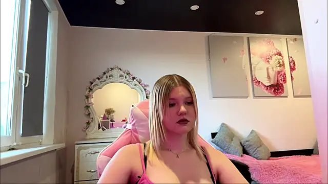 Snapshot of SweettAnny chatting on June 28, 2026, 5:30 pm SweettAnny online show from June 28, 2026, 5:30 pm