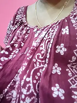 Snapshot of itz-priya chatting on April 14, 2026, 10:15 pm itz-priya online show from April 14, 2026, 10:15 pm