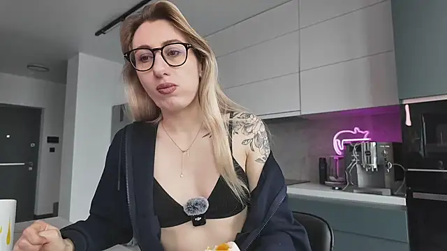 HEY KITSUNKA online show from April 12, 2026, 7:55 am