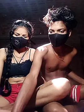 COUPLE-HOTS online show from April 9, 2026, 7:03 am