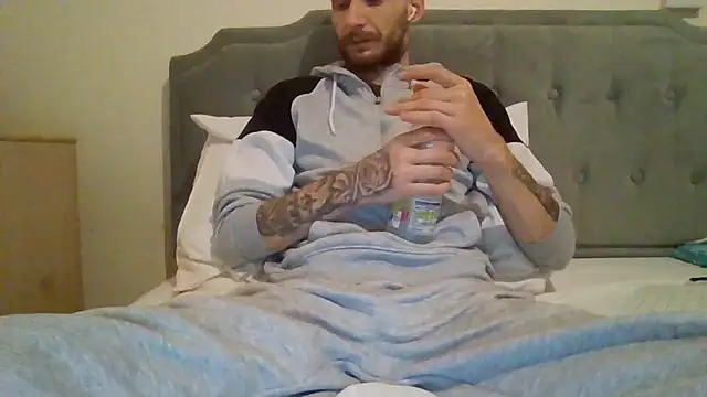 Snapshot of feetlovrr94 chatting on April 16, 2026, 12:00 am feetlovrr94 online show from April 16, 2026, 12:00 am