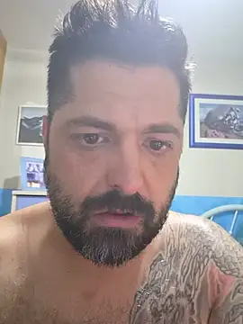 Snapshot of Muchos_cogios chatting on July 1, 2026, 12:33 am Muchos cogios online show from July 1, 2026, 12:33 am