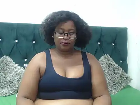 Snapshot of Curves2Devour chatting on April 6, 2026, 6:20 pm Curves2Devour online show from April 6, 2026, 6:20 pm