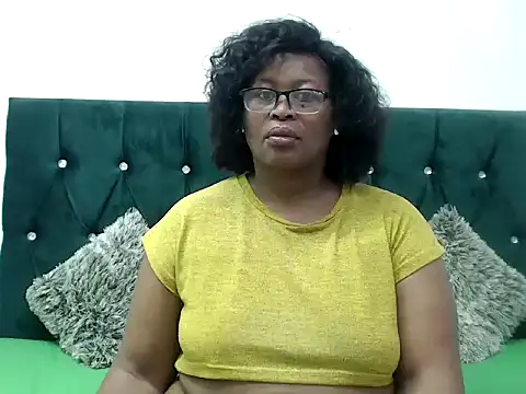 Snapshot of Curves2Devour chatting on April 2, 2026, 5:25 am Curves2Devour online show from April 2, 2026, 5:25 am