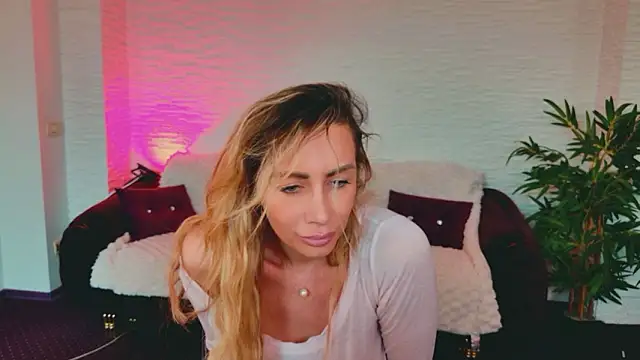 Snapshot of AngelWooW chatting on March 27, 2026, 8:26 am AngelWooW online show from March 27, 2026, 8:26 am