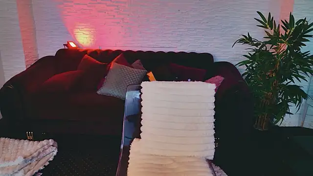 Snapshot of AngelWooW chatting on April 15, 2026, 5:24 am AngelWooW online show from April 15, 2026, 5:24 am