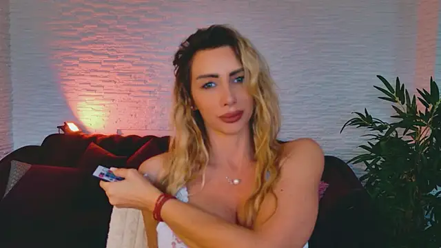 Snapshot of AngelWooW chatting on April 14, 2026, 5:23 am AngelWooW online show from April 14, 2026, 5:23 am