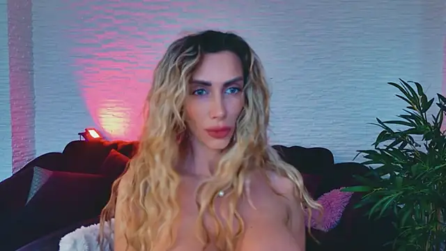 Snapshot of AngelWooW chatting on April 11, 2026, 5:37 am AngelWooW online show from April 11, 2026, 5:37 am