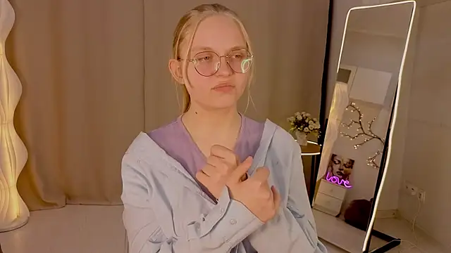 AlicaCohill online show from April 15, 2026, 7:58 pm