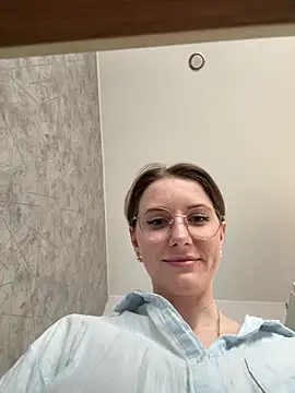 FReyja 44 online show from April 9, 2026, 7:47 am