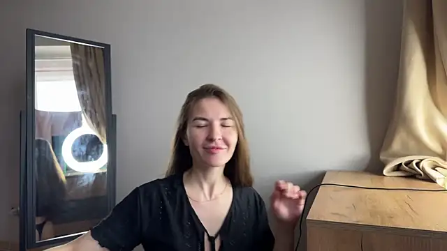 LauraJess  online show from April 30, 2026, 7:15 am
