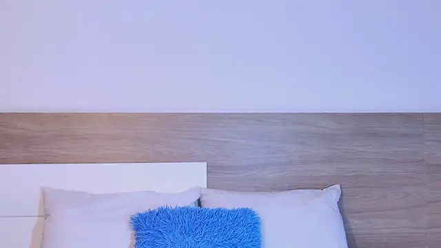 Elodie Laurent online show from March 25, 2026, 12:15 pm