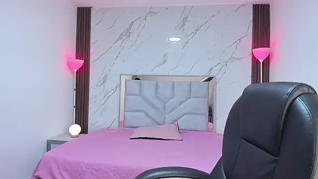 EsperanzaMora online show from April 17, 2026, 11:46 am