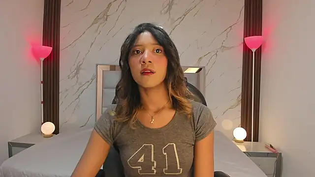 EsperanzaMora online show from April 15, 2026, 11:49 am