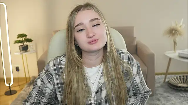 VioletteClaire online show from March 29, 2026, 9:33 am