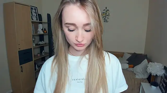 VioletteClaire online show from April 18, 2026, 9:22 am