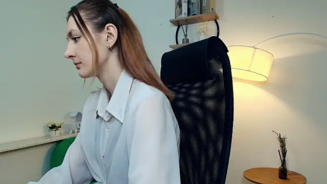 LoraLanett online show from April 5, 2026, 10:33 am