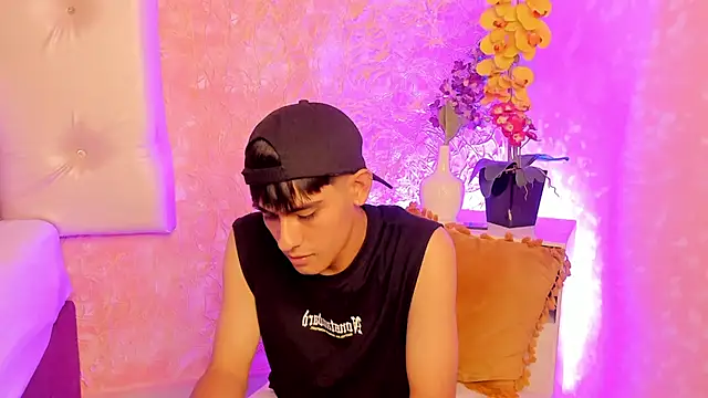 TylerCruz   online show from April 18, 2026, 5:43 am