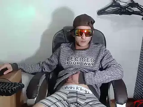 SexyboyHot2000 online show from June 4, 2026, 1:32 am