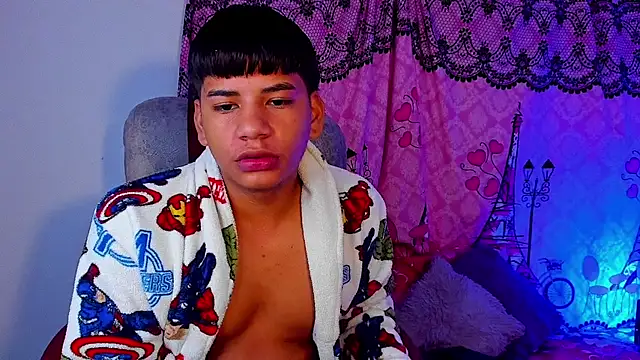 Aless bigg online show from April 6, 2026, 8:37 am