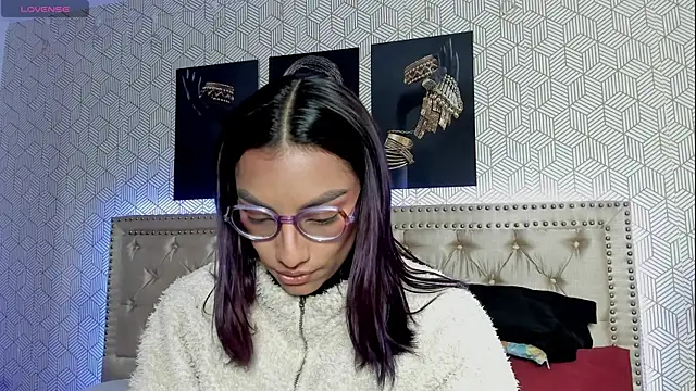 ValeAlvarez  online show from April 16, 2026, 3:57 pm