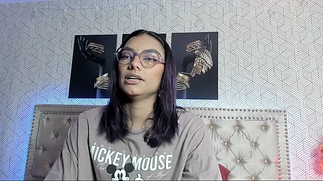 ValeAlvarez  online show from April 12, 2026, 6:44 pm