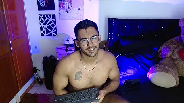Snapshot of romanpearce_ chatting on July 11, 2026, 7:47 pm romanpearce online show from July 11, 2026, 7:47 pm