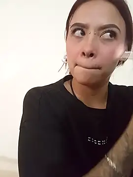 AuroraaMoonn online show from April 5, 2026, 11:11 pm