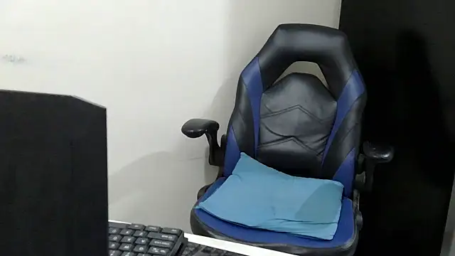 Snapshot of Darkkras chatting on April 14, 2026, 12:04 am Darkkras online show from April 14, 2026, 12:04 am