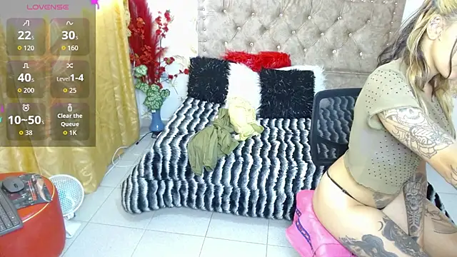 Snapshot of Luna-Foxx chatting on April 14, 2026, 8:14 pm Luna-Foxx online show from April 14, 2026, 8:14 pm