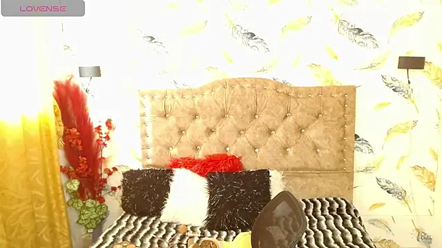 Snapshot of Luna-Foxx chatting on April 15, 2026, 7:58 pm Luna-Foxx online show from April 15, 2026, 7:58 pm