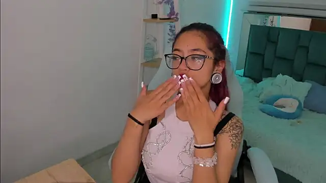 Sara Red X online show from May 17, 2026, 3:50 am