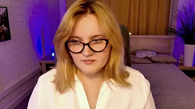 Snapshot of KathyBriggs chatting on July 17, 2026, 5:37 am KathyBriggs online show from July 17, 2026, 5:37 am