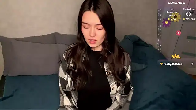 lilysolar online show from April 6, 2026, 4:52 pm