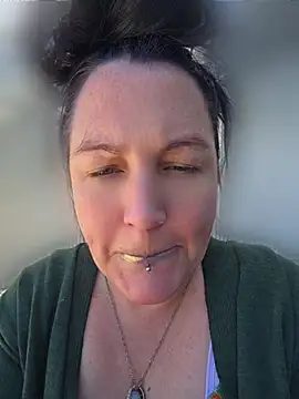 Snapshot of Queenemerald chatting on July 11, 2026, 7:58 pm Queenemerald online show from July 11, 2026, 7:58 pm