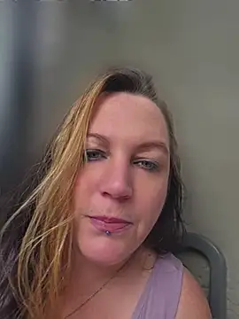 Snapshot of Queenemerald chatting on July 9, 2026, 2:05 pm Queenemerald online show from July 9, 2026, 2:05 pm