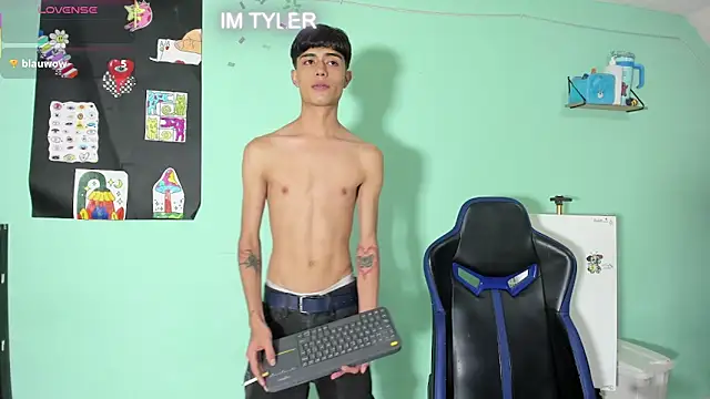 TYLERhHOT2005 online show from April 11, 2026, 3:47 am