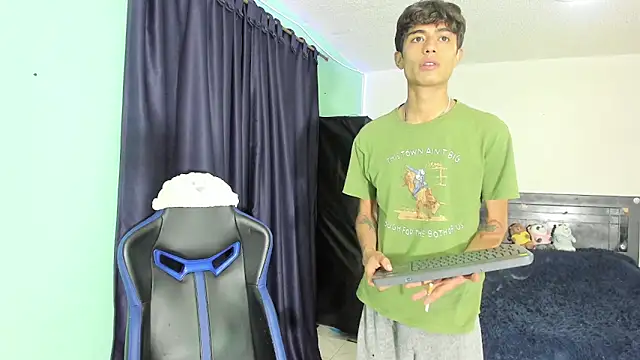 TYLERhHOT2005 online show from April 4, 2026, 11:11 pm