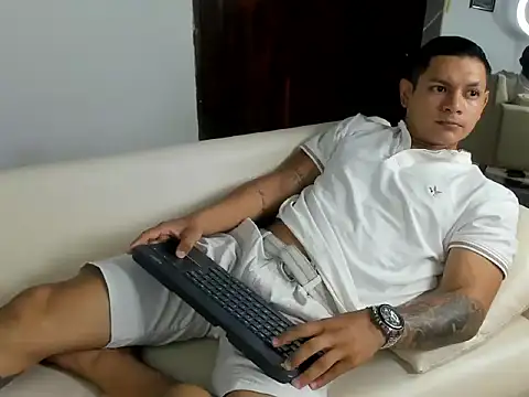 HenrryDouglas online show from April 3, 2026, 5:52 pm