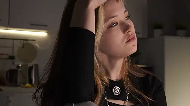 ShyAkemis online show from April 16, 2026, 3:35 pm