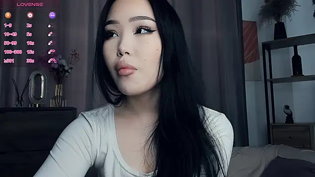 Snapshot of Amai_Tsumi chatting on July 13, 2026, 7:18 am Amai Tsumi online show from July 13, 2026, 7:18 am