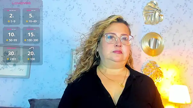 Martinacurvy  online show from April 15, 2026, 11:05 am