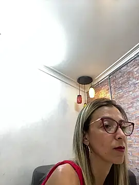 Snapshot of AlanaBrunetteX_X chatting on June 1, 2026, 11:48 pm AlanaBrunetteX X online show from June 1, 2026, 11:48 pm