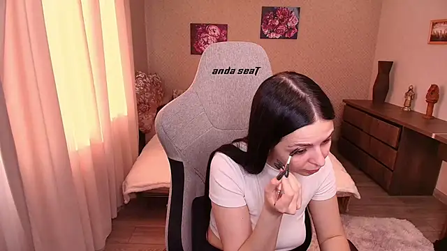 EvaSmeet online show from April 14, 2026, 5:12 am