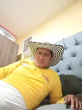 luis20212 online show from April 10, 2026, 4:30 am