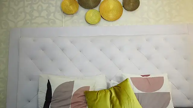 mia rossi 7 online show from April 17, 2026, 4:04 am