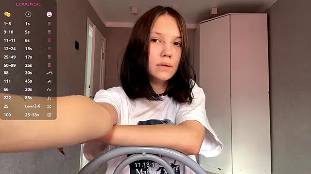 AmeliaMiotii online show from April 7, 2026, 10:06 am