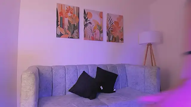 Velvet Noir  online show from April 10, 2026, 11:17 am