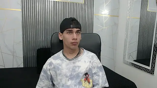 Snapshot of Kitsune_44 chatting on April 15, 2026, 7:18 pm Kitsune 44 online show from April 15, 2026, 7:18 pm